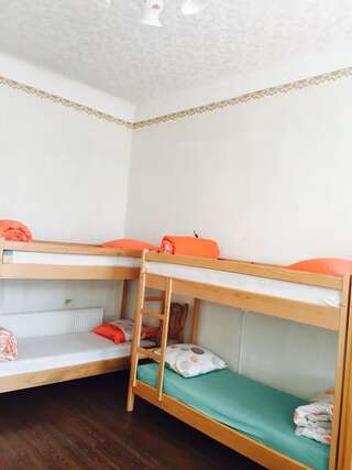 Хостелы Play Hostel Львов Спальное место на двухъярусной кровати в общем номере для мужчин и женщин-8
