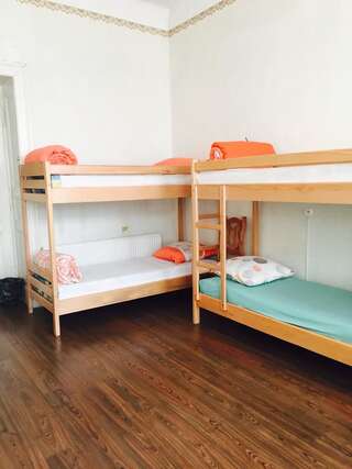 Хостелы Play Hostel Львов Спальное место на двухъярусной кровати в общем номере для мужчин и женщин-9