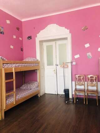 Хостелы Play Hostel Львов Спальное место на двухъярусной кровати в общем номере для мужчин и женщин-1
