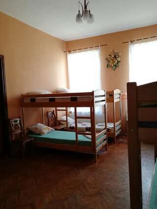 Хостелы Play Hostel Львов Кровать в общем номере для мужчин и женщин с 10 кроватями-3