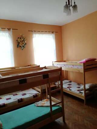 Хостелы Play Hostel Львов Кровать в общем номере для мужчин и женщин с 10 кроватями-7