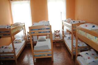 Хостелы Play Hostel Львов Кровать в общем номере для мужчин и женщин с 10 кроватями-10